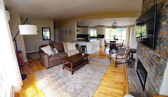 Cozy & convenient to McKenzie River 20 min to Eugene 2/bed 2/bath Sleeps 4+ Pets in Springfield