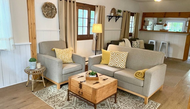 Cozy cottage minutes to lake!