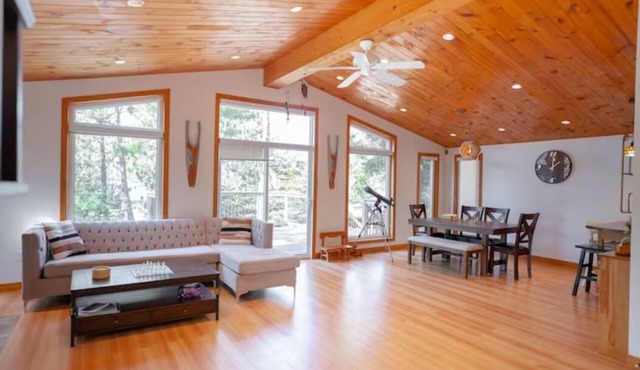 cozy cottage by Georgian Bay & sandy beach