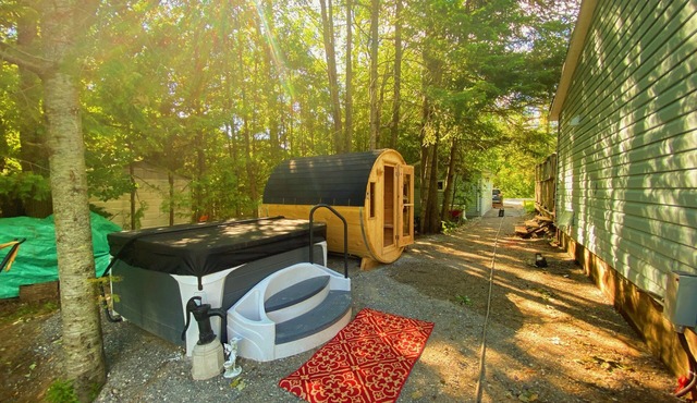 Cozy cottage on Burnt River with hot tub & sauna