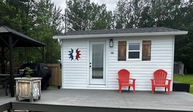 Cozy cottage River view, close to beaches and amenities.