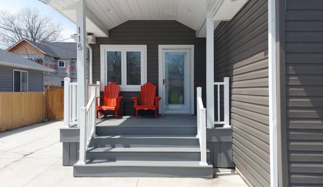 Cozy cottage steps from beautiful Lake Erie w/Hot tub. Wine, dine and unwind!