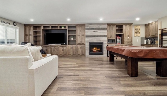 Cozy Cottage Suite With Massage Chair And Pool Table