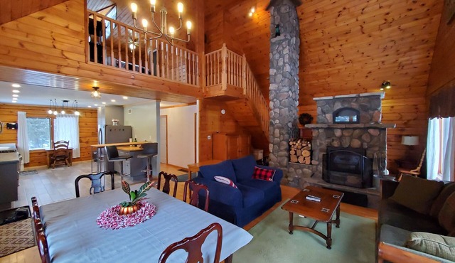 Cozy cottage with private waterfront & wifi