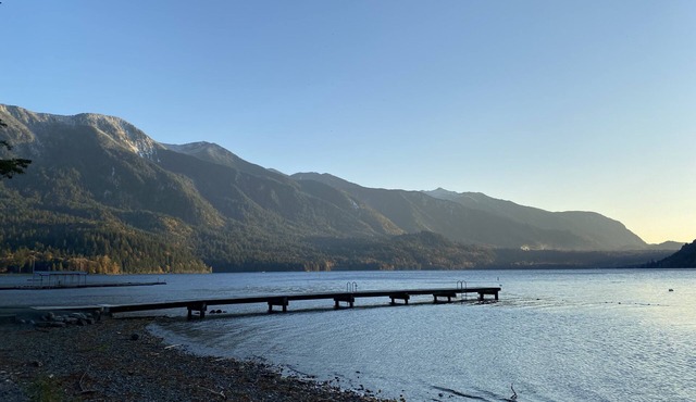 Cozy Cultus lake Cabin - 2 minute walk to the Lake