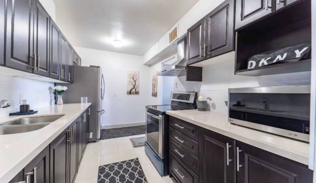 Cozy Delux 2BR + 2BTH in Toronto. Just 9mins from YYZ Airport.