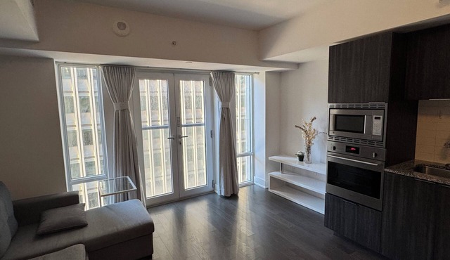 Cozy Downtown Escape: Near Subway, UofT, Financial Districts.
