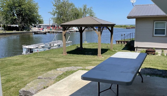 Cozy Family Cottage on Lake Erie Waterway