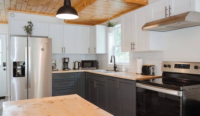 Cozy Family Friendly Cottage. Nearby lake and Ski Hill!