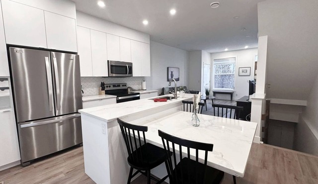 Cozy Family Home/Downtown Calgary/Free Parking/Enclosed Garage/Pet Friendly n