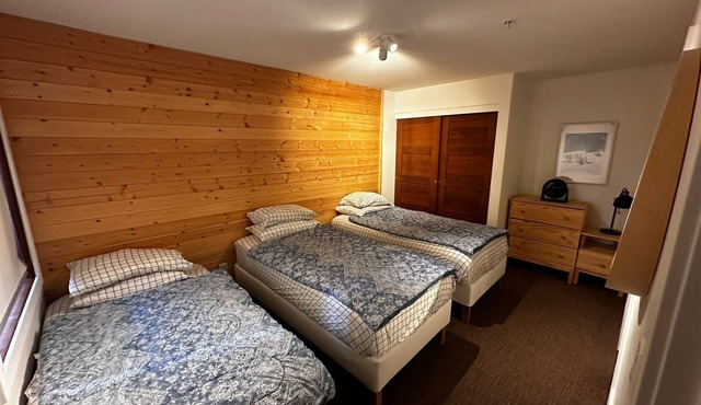 Cozy family retreat at Big White Ski Resort, 3BD, 2 Bath, and Private Jacuzzi