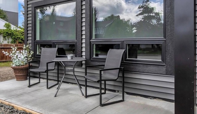 Cozy Fully Furnished 2-Bedroom Suite with Wifi, Parking and private entrance.