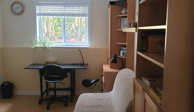 Cozy garden suite for six in beautiful Kits Point, half a block from Kits Beach.