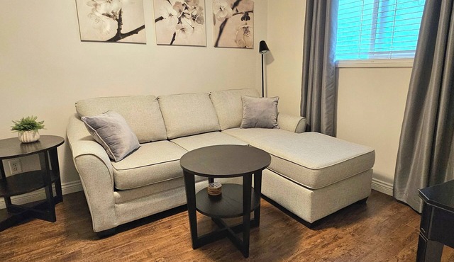 *Cozy Garden Suite, with private entrance in beautiful & quiet neighbourhood *