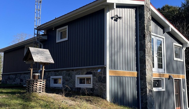 Cozy Getaway! Fully Renovated Winterized cottage with access to lake.