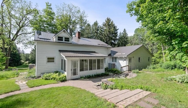 Cozy Getaway in Colborne with great Hiking trails in 95 Acres of land