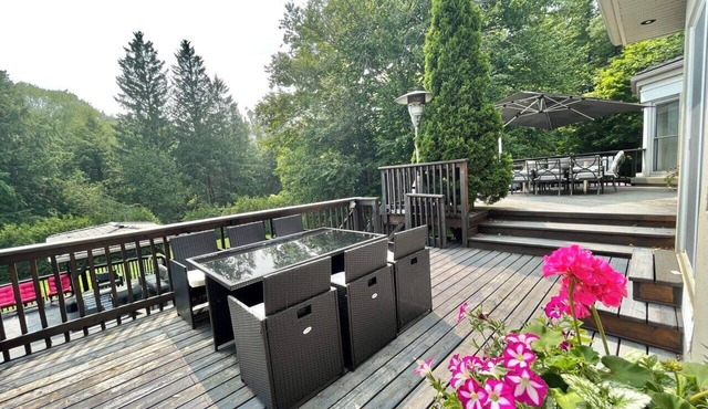 Cozy Getaway: Stunning Cottage- 6 Beds and 4 Baths in King City