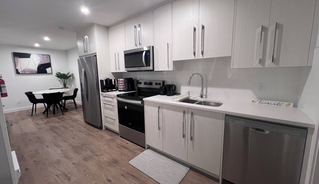 Cozy guest suite, walking trails, mins from Canada Olympic Park & Banff
