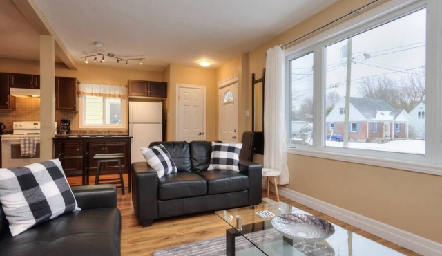 Cozy home located in St. Georges Park & close to Guelph General Hospital.