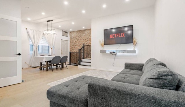 Cozy House w/Free Parking in Central MTL