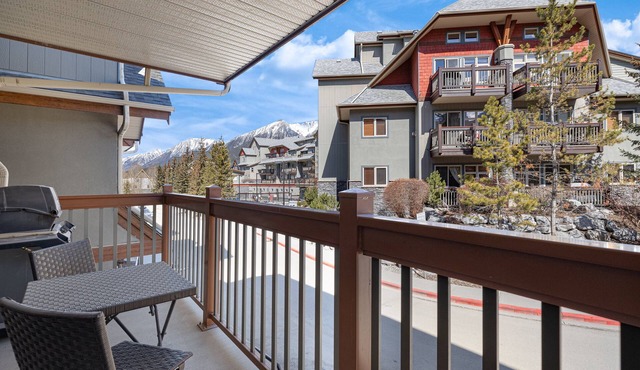 Cozy King Suite/1 King bed & 1 Sofa Bed/Heated pool/3 Hot tubs/Balc BBQ/MTN view