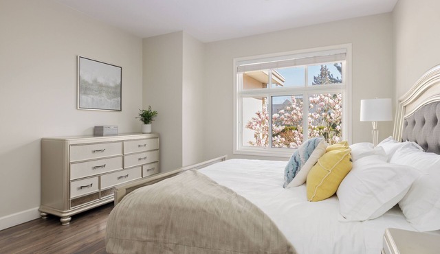 Cozy King Suite . Private Bath . Free Parking .Central AC. Near YVR. Silver