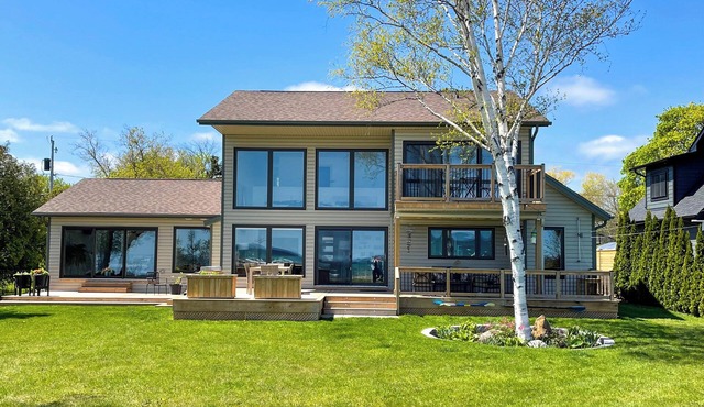 Cozy Lake House and Coach Home - 5 minutes to downtown & 10 minutes to ski hills