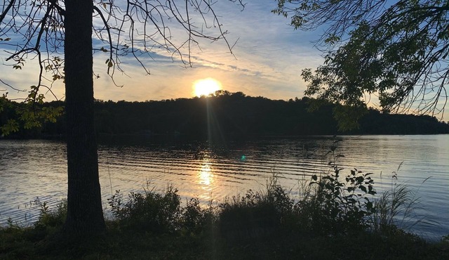 Cozy lake side cottage. Pet friendly