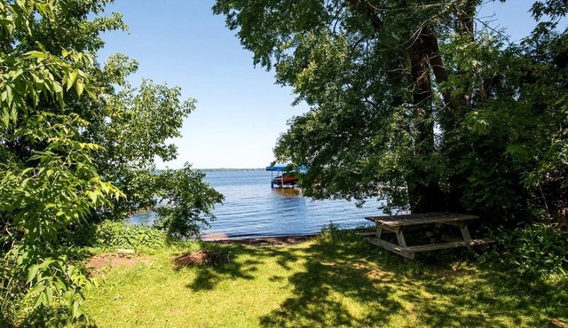 Cozy Lakefront Cabin in Kawartha Lakes, Ontario