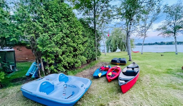 Cozy Lakefront Cottage - Canoeing, Fishing, Swimming & Firepit