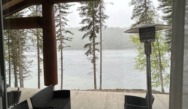 Cozy Lakefront Post and Beam Home, pet friendly, public boat launch,
