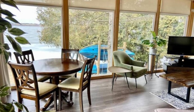 Cozy Lakeside Cottage on Lake Scugog