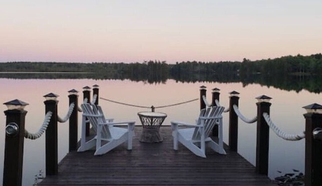 Cozy Lakeside Cottage