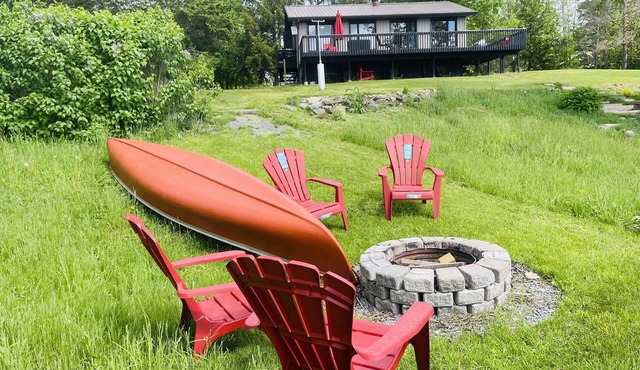 Cozy lakeside cottage with breathtaking views & amazing fishing