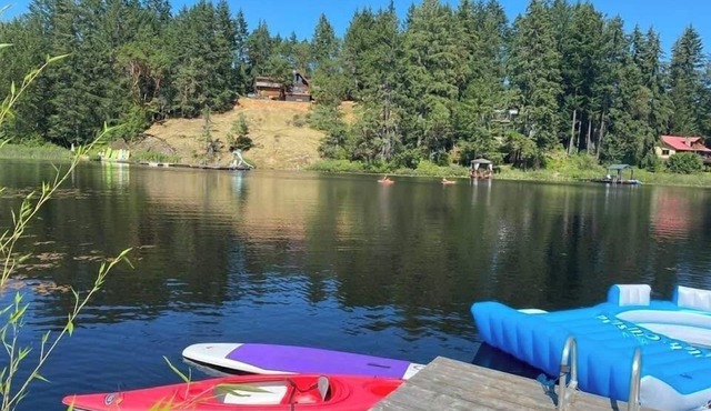Cozy Lakeside Retreat