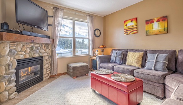 Cozy Large Corner Condo in Creekside w/balcony, BBQ, dog-friendly!