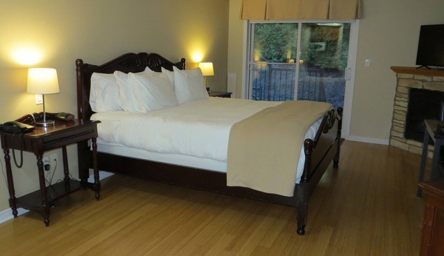 Cozy loft for two with king bed and even a kitchenette . Rest, romance or work