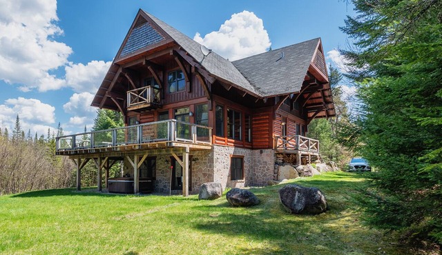 Cozy Log Cabin in Cote Nord Tremblant, pool, tennis, lake, spa, pet-friendly