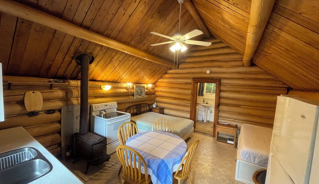 Cozy log cabin on Baptiste Lake in Highland Grove