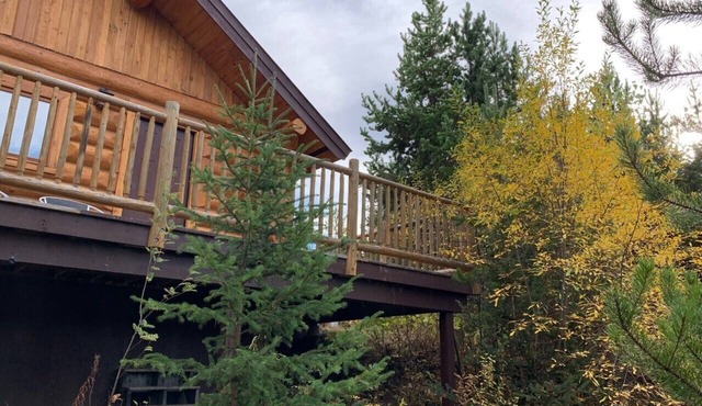 Cozy log cabin retreat with modern amenities