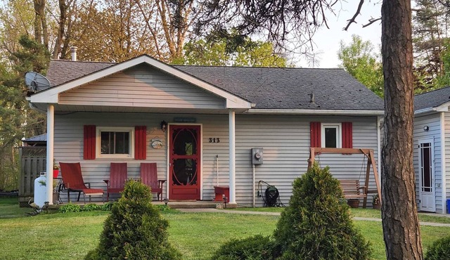 Cozy, Long Point family cottage just a 2 minute walk to the beach
