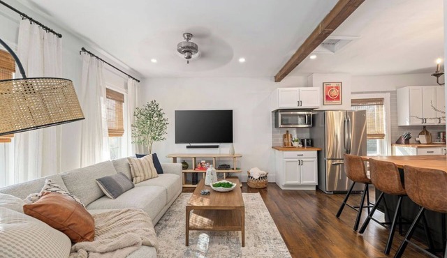 Cozy Luxe Apartment Near Western & St. Joseph’s