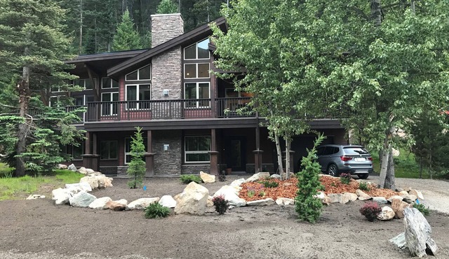Cozy, modern cabin, close to golf course and village amenities.