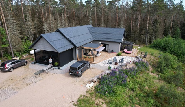 Cozy Modern Home near many lakes and Algonquin Park and Skidoo/ATV Trails