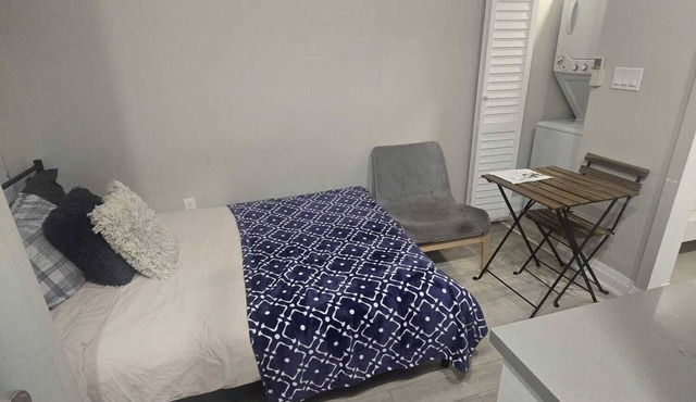 Cozy modern studio in the heart of Downtown Toronto. Walk to subway & university