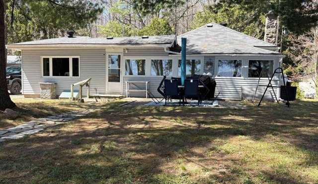 Cozy, Modern Year-Round Lakefront Cottage with 100ft Shoreline and Stunning View in Lakefield