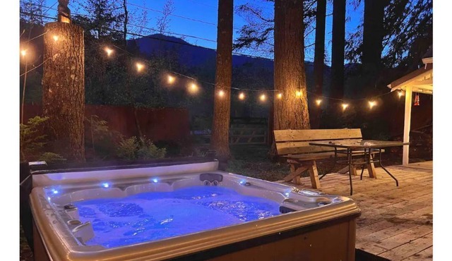 Cozy Mount Hood cabin with wood stove and hot tub in Rhododendron