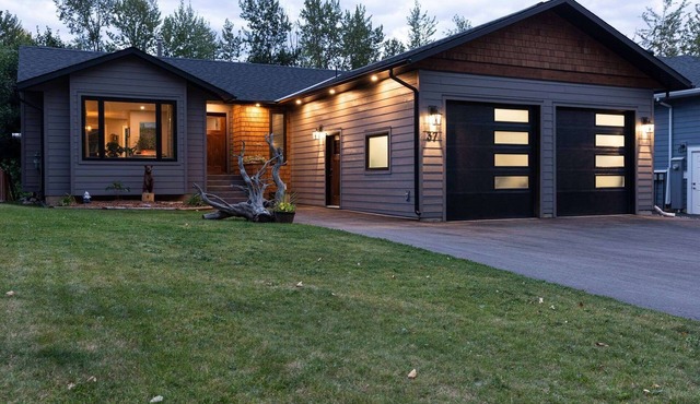 Cozy mountain home with hot tub, backing onto trails and the river(pet-friendly)