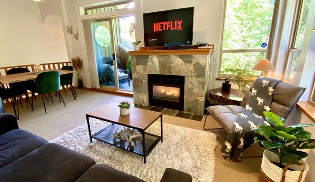 Cozy Mountain Oasis w/hot tub and free parking