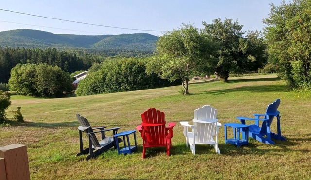 Cozy Mountainview Bungalow. French Fishing Village. Whale Watching tours.